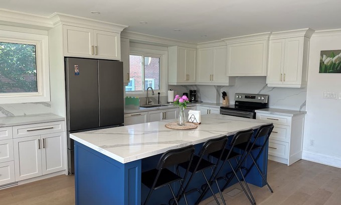Mississauga House | 2 Bedroom 1 Bathroom house with self check in
