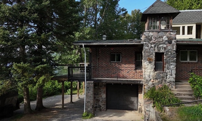 Armour Cottage | Waterfront Muskoka Escape with Small Beach & Private Dock for Swimming