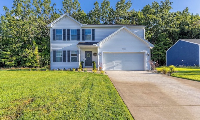 Watervliet House | Paw Paw Lake Escape | Pet Friendly | Near Paw Paw Lake