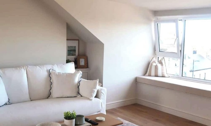 Donaghadee Apartment | Bright Coastal Retreat – Stunning Sea Views