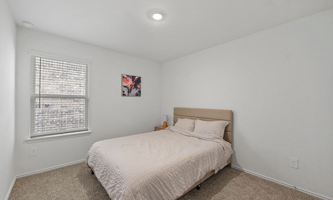 Spring House | Fully furnished with utilities, 3 bedrooms close to IAH airport, pets welcome!
