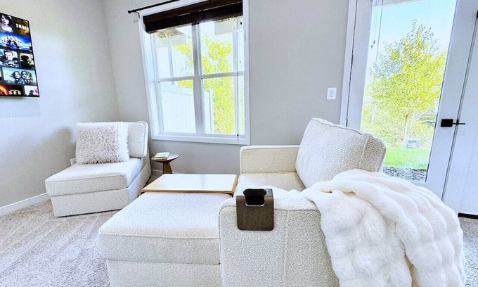 Chantilly House | Private, Modern+Cozy 1 BEDR+1 BTH Suite, Location!