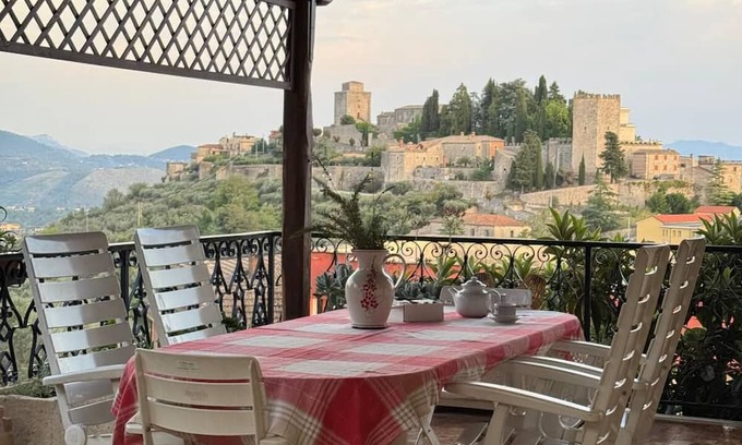 Monte San Giovanni Campano Villa | Benesié- Elegant villa with pergola castle view