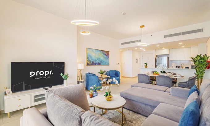 Umm Suqeim 3 Apartment | Chic 2BR + Maid | Steps from Burj Al Arab, MJL