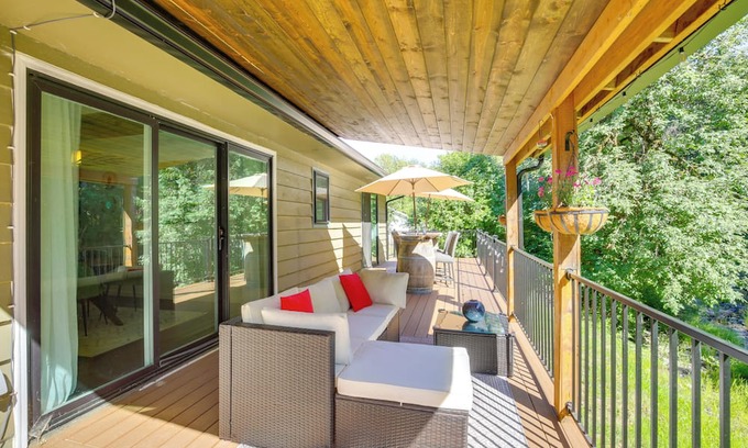Oregon Coast House | Modern Creekside Retreat 1 Mi to Spirit Mtn Casino