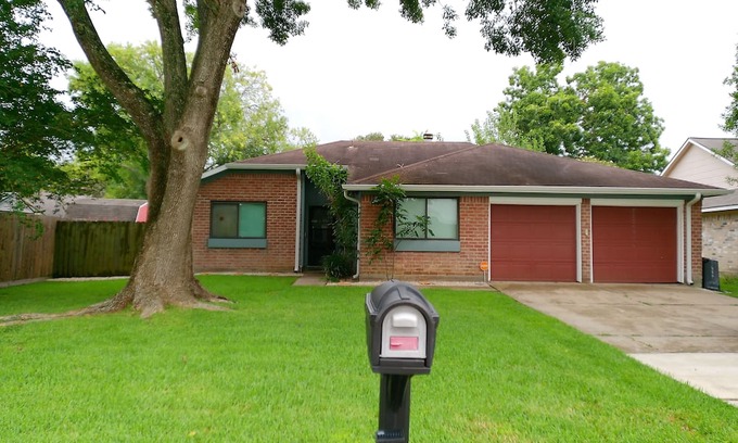 League City House | Welcoming 2-bedroom house with AC in League City