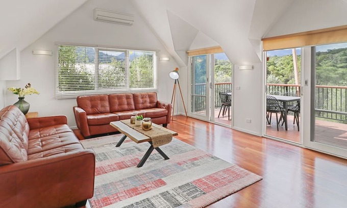Merrijig House | Jarrah House - Sleeps 10 - Merrijig