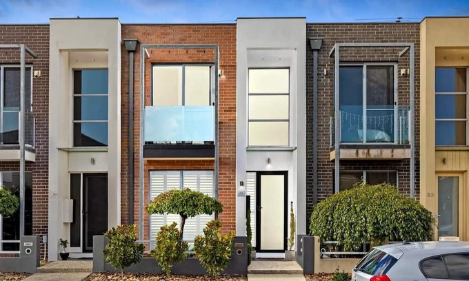 Maribyrnong House | Luxe Riverside 3BR Walk to Flemington Racecourse and Showgrounds 16 mins CBD