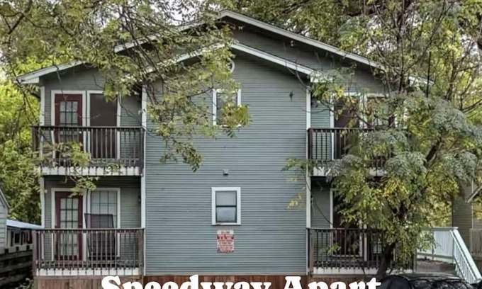 Hyde Park Apartment | Spacious 4-bedroom apartment Close to SXSW ACL UT & Downtown Pet Friendly!