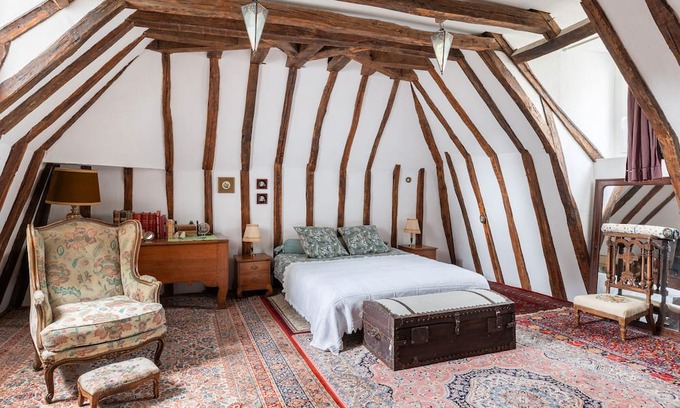 Clere-les-Pins Bed & Breakfast | Guest Room 'La Mansarde' with Shared Garden and Wi-Fi