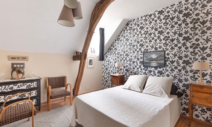 Clere-les-Pins Bed & Breakfast | Guest Room 'Le Clocher' with Shared Garden and Wi-Fi