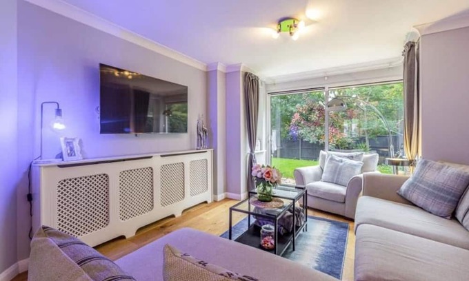 Runnymede House | Homely 4 Bedroom House Addlestone