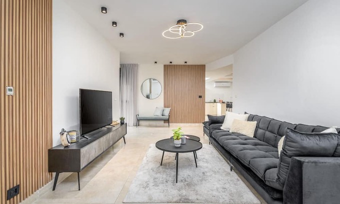 Nachlaot Apartment | Luxury 5BR Huge Oasis by the Shuk