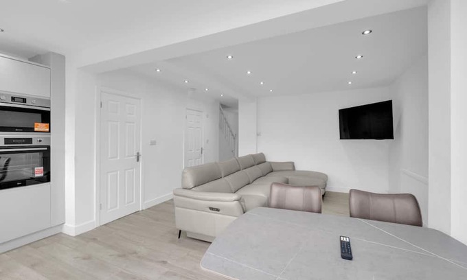 Dagenham House | Serenity Retreat in Dagenham