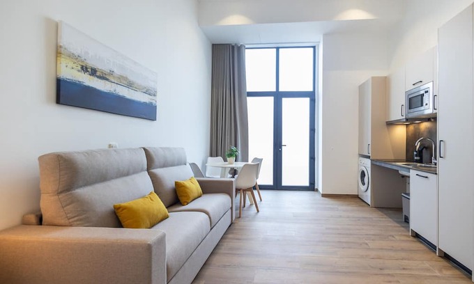 Montolivet Apartment | Les arts Turia 1 by Concept Flats