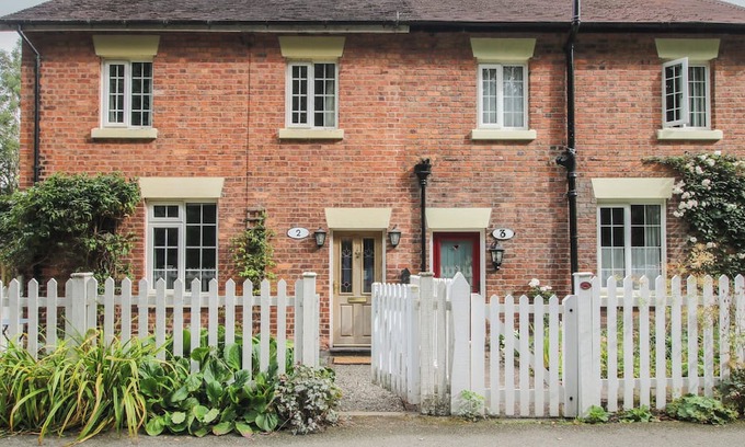 Chirk Bank House | 2 AQUEDUCT COTTAGES, pet friendly, character holiday cottage in Chirk