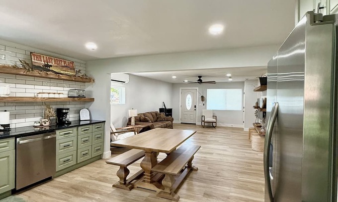 Manhattan House | 100 year old Montana Cottage!