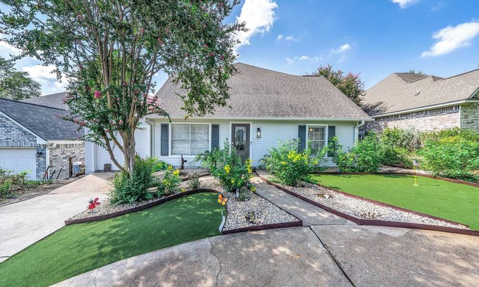 Seven Coves House | Unwind on the Deck - Steps from the Lake!