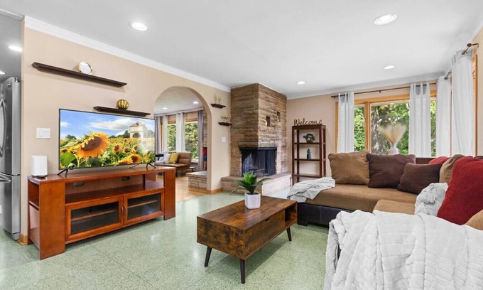 Rockford House | Spacious 4BR Retreat in Rockford
