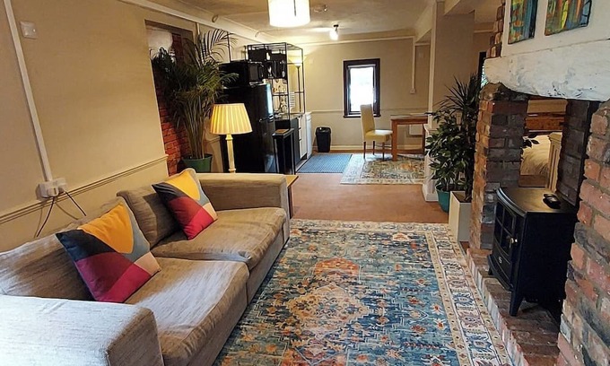 Bedford Apartment | Studio Apartment with outside decking area and countryside views. Pet Friendly