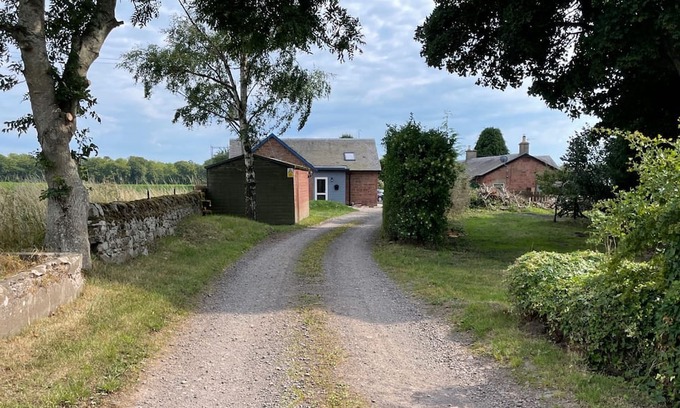 Letham Grange Cottage | Charming modernised country cottage retreat near woodland walk and coast