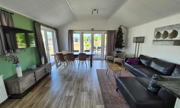 Rauw House | Detached 3 bedroom waterfront bungalow