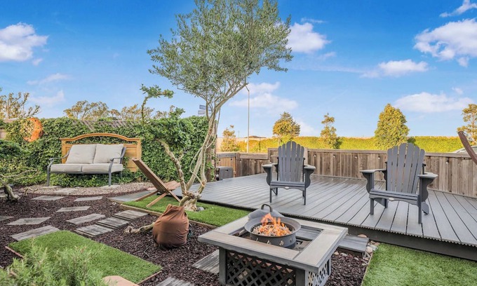 Callender House | Coastal Retreat - Sauna, Fire Pit & Outdoor Lounge