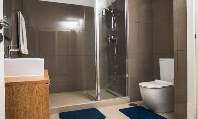 East Legon Apartment | Chic 1-bedroom apartment with fitness room and AC in vibrant Accra