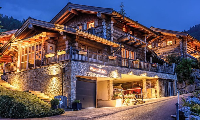 Maria Alm am Steinernen Meer Ski Chalet | Exclusive chalets with own sauna, whirlpool & fireplace– luxury made for comfort