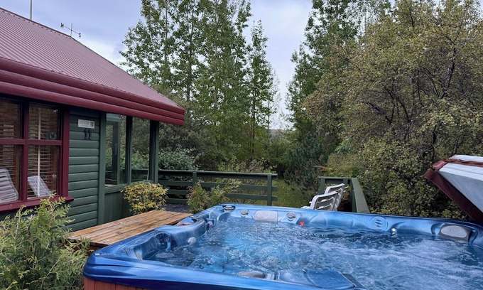 Borgarnes Cottage | Cosy cottage with a jacuzzi close to Krauma, Hraunfossar and Langjokull glacier