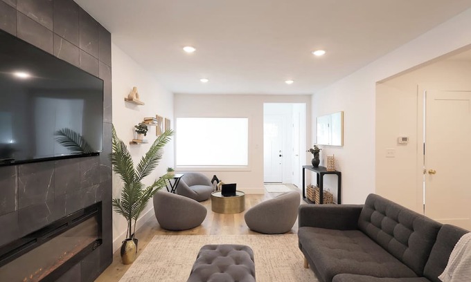 West Seventh House | Highland Park 3BR Family + Pet Friendly Retreat Close to MOA, Airport, Colleges