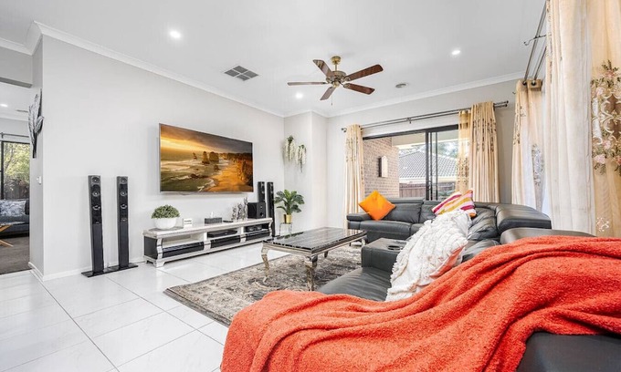 Chirnside Park House | Cloverlea Spacious 4BR Yarra Valley Getaway