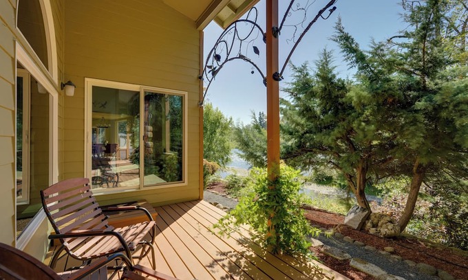 Marcola House | Prime McKenzie River Gem: Sunroom + Views!
