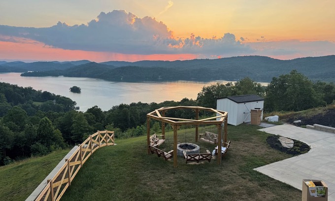 Maynardville House | Luxury Mountain & Lakeside Retreat with Hot Tub