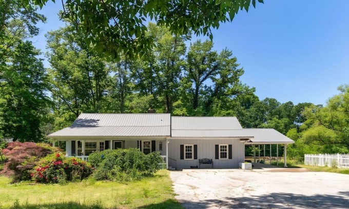 Archdale House | Rustic Pond Retreat w/Hot Tub & Fishing Gear