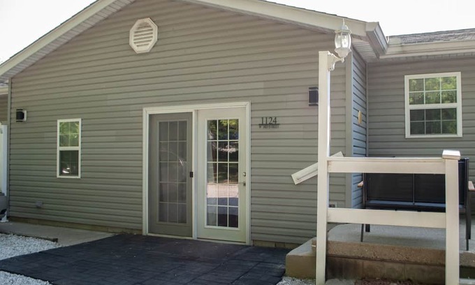 Fairview Park Apartment | Peaceful and charming apartment in Clinton, Indiana