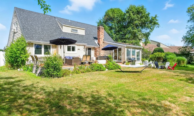 West Babylon House | 4BR Waterfront Ryder Cup Rental w/Hot Tub, Fishing