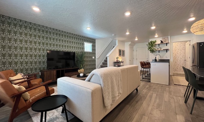 Layton House | Charming Layton Townhome. Cozy home near Hill AFB, Lagoon & Snow Basin.