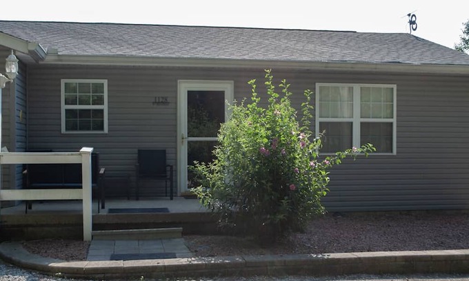 Fairview Park Apartment | Quiet and sophisticated apartment with AC in Clinton