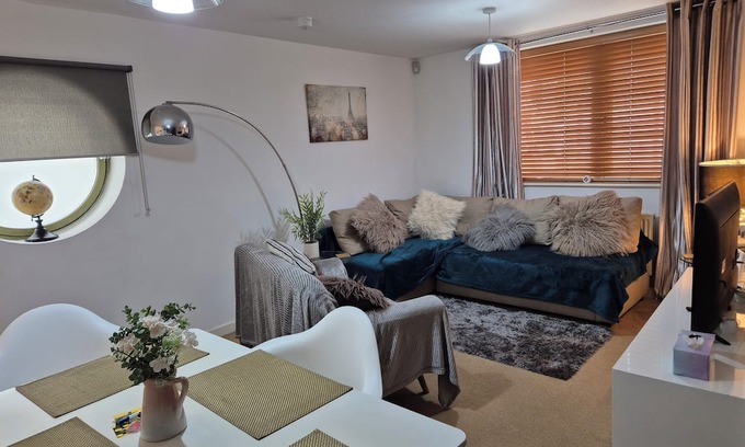 The Docks House | 2 Bedroom Dockland Apartment- Free Parking for one car.