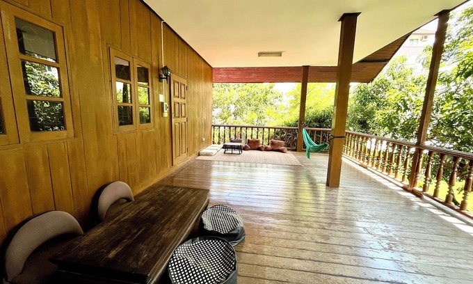Chang Phueak House | Spacious 4-guest suite, private terrace & Aircon in prime location .n