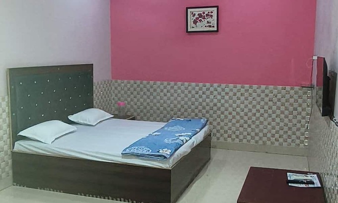 Mathura House | Tranquil 2-bedroom house in charming Mathura with AC