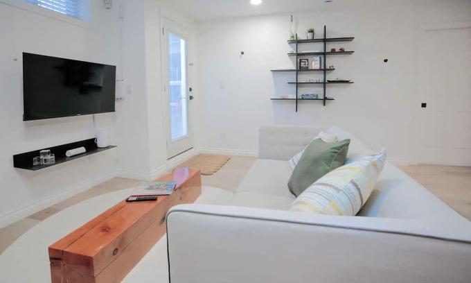 Kerrisdale House | Cute Executive Basement Suite