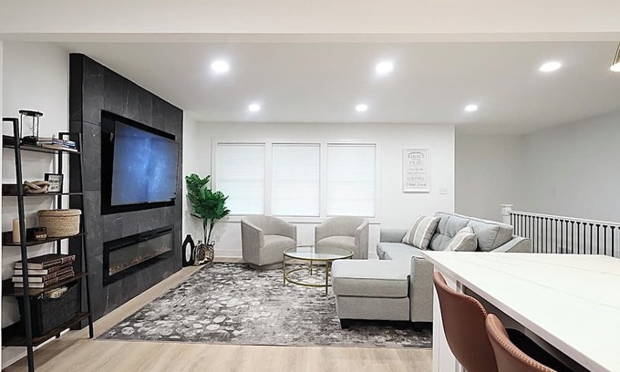 Merriam Park West House | Union Park Retreat 4BR 2 King Beds Close to MSP, MOA, Colleges & River Trails