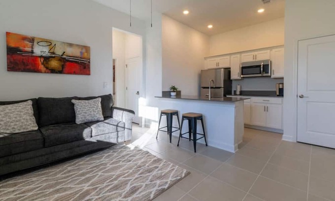 Winter Garden Apartment | Apartment for travel workers/desk & full kitchen