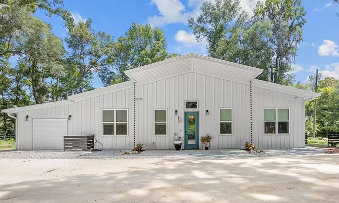 High Springs House | Luxury Riverfront Barndominium!