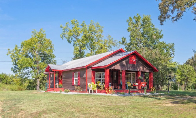 Lexington Cabin | Tennessee Homeplace between Jackson and Lexington, TN, 12 minutes from I-40