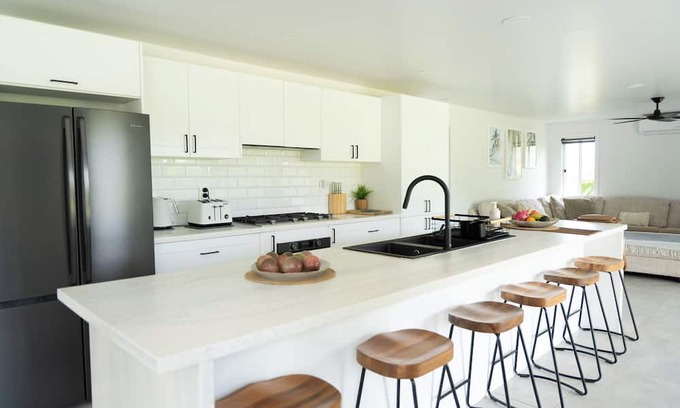 Matavera House | Enua Tipani Pool Villan Quiet Convenient location Modern Finishes Sleeps 8