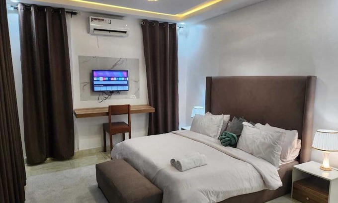 Ajah House | Charming 2-Bedroom Duplex Minute from LBS