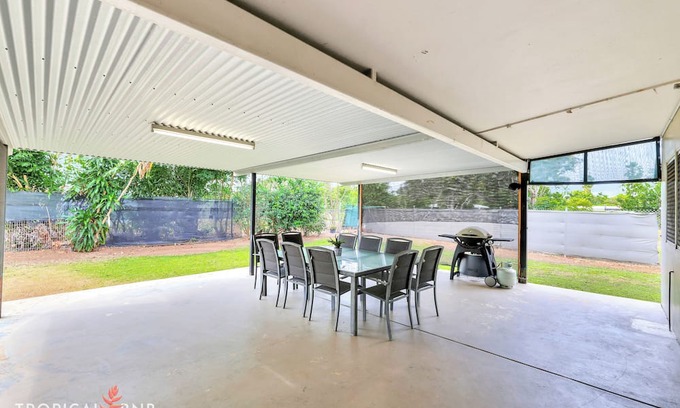 Anula House | Spacious 4BR Family Home on Big Block | Sleeps 10